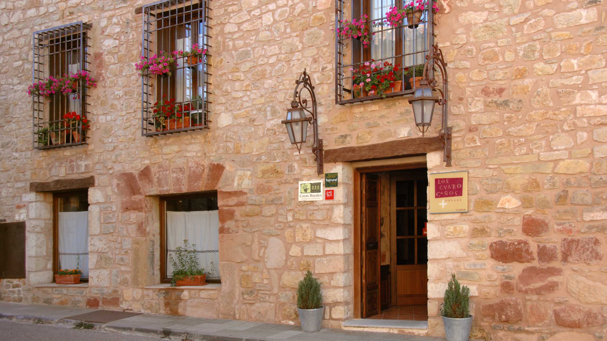 Fachada principal de la Posada Los Cuatro Caños