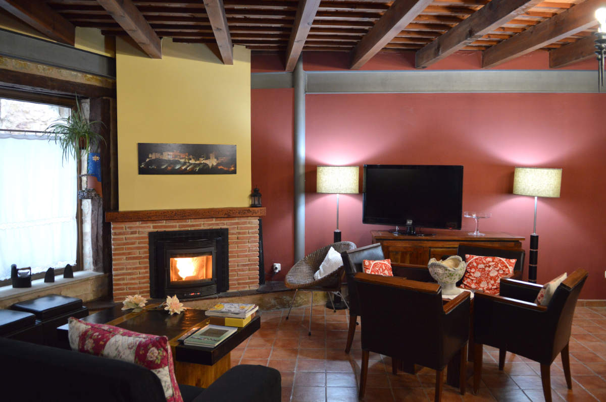 Salón con chimenea, zona de lectura, juegos y televisión
