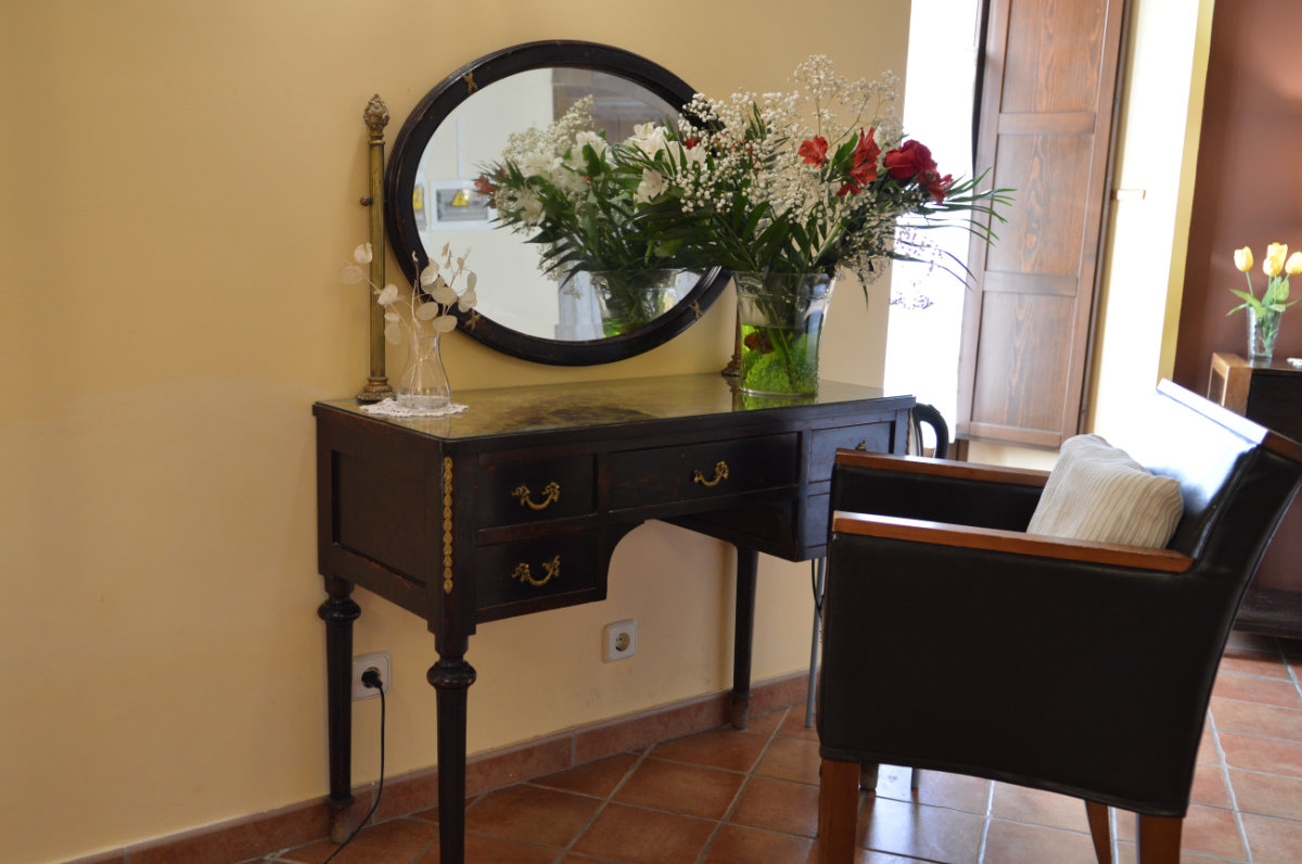 Detalle del mobiliario y la decoración de la habitación Travesaña Baja