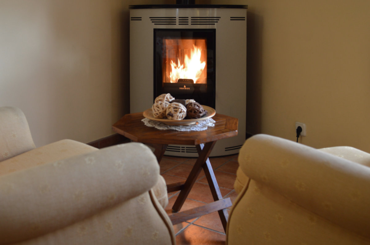 Chimenea y zona de lectura de la habitación Travesaña Baja
