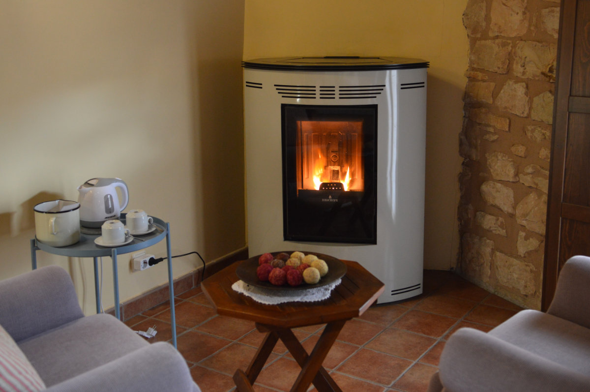 Zona de lectura con servicio de infusiones y chimenea